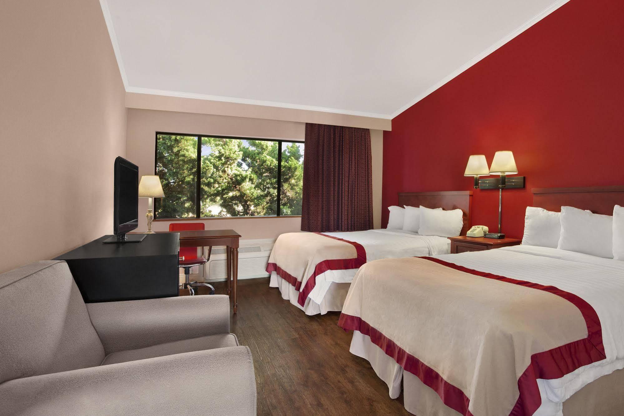 Ramada By Wyndham Torrance Hotel Exterior foto