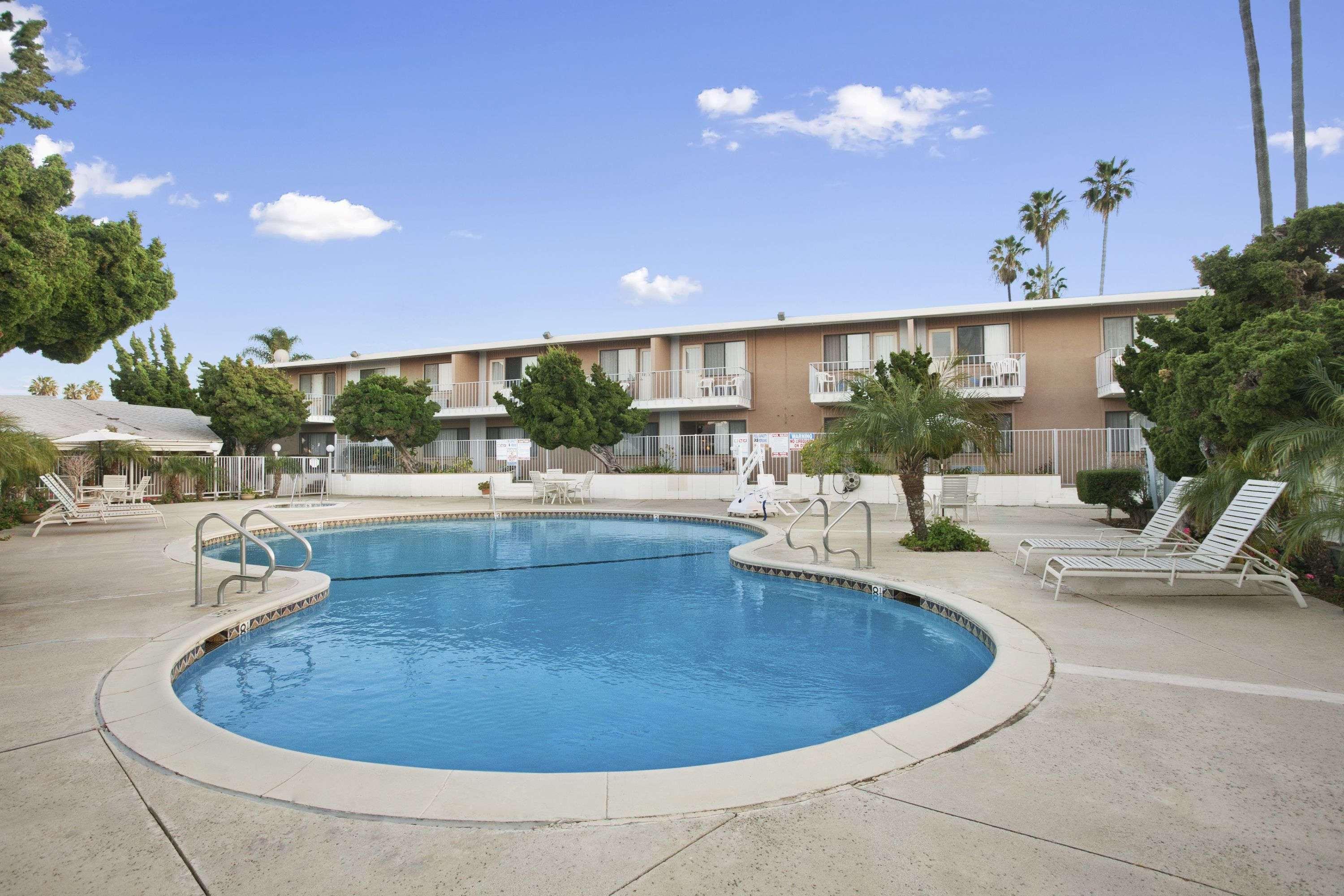 Ramada By Wyndham Torrance Hotel Exterior foto