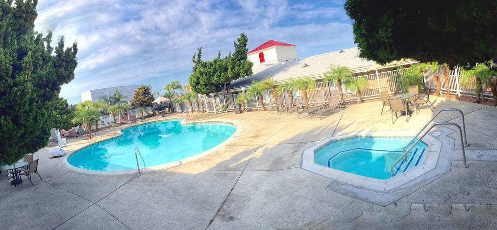 Ramada By Wyndham Torrance Hotel Exterior foto